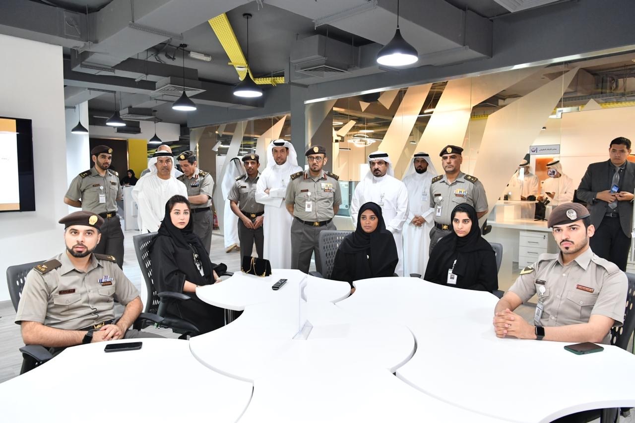 سعادة اللواء محمد المري وعدداً من الضباط يطلعون على أحدث الابتكارات ضمن فعاليات شهر الإمارات للابتكار