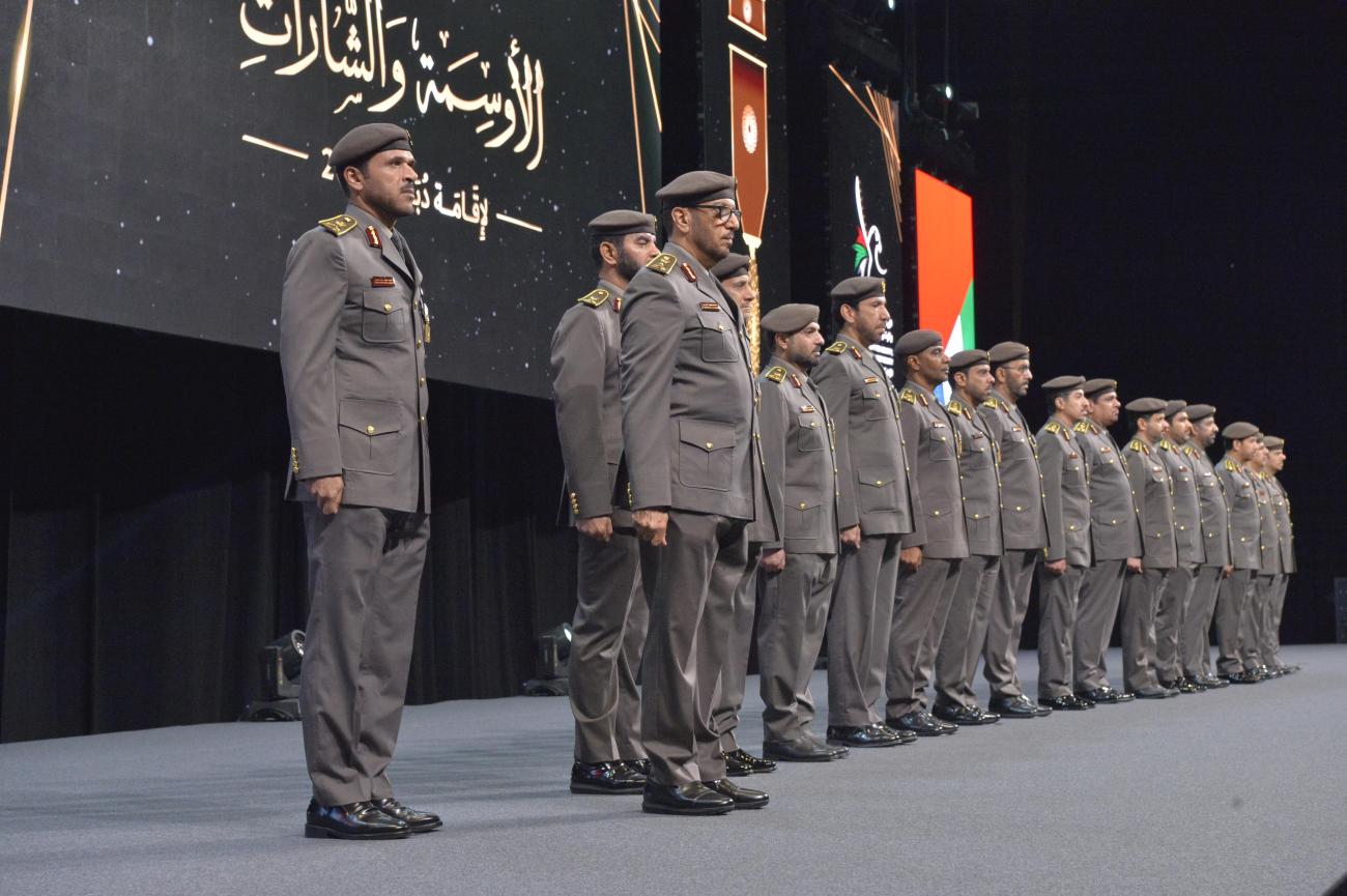 الإدارة العامة للإقامة وشؤون الأجانب بدُبيّ تقلد أوسمة وشارات لكوادرها الوظيفية لعام 2024