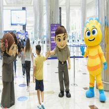 "إقامة دبي" تستقبل الأطفال القادمين عبر مطار دبي الدولي بمجموعة من شخصياتهم الكرتونية