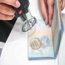 إقامة دبي تفاجىء المسافرين  ختم "عودة البطل سلطان النيادي" يزين جوازات القادمين  عبر مطارات دُبيّ 