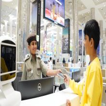 "إقامة دبي" تحقق حلم طفل وتتيح له عيش تجربة يوم كمأمور جوازات في مطار دبي