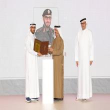الفريق محمد المري يحصُل على البصمة الاستثنائية لجائزة وطني الإمارات 2024